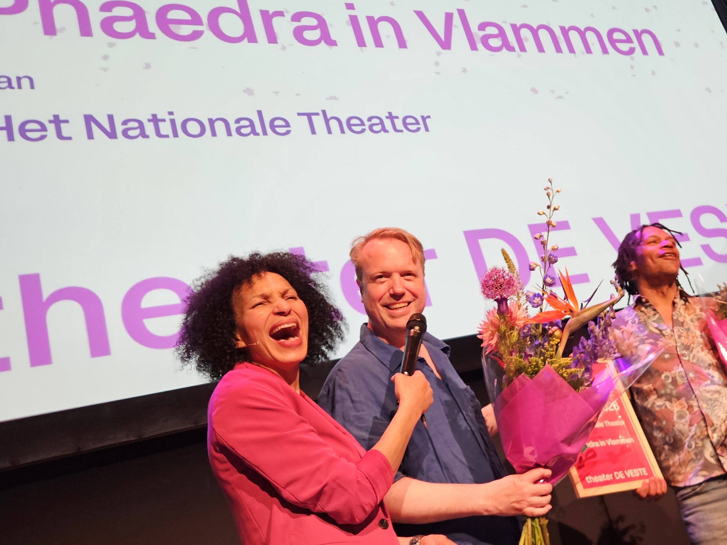 John de Weerd neemt de prijs in ontvangst