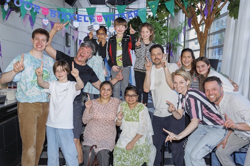 Groepsfoto met de helden Andy en Terry iedereen steekt zijn vinger op vanwege 