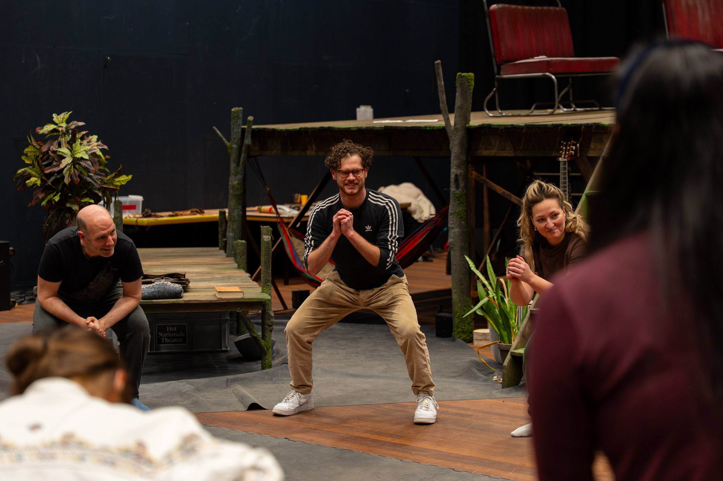 Boaz in een sportieve houding bij een workout met de acteurs.